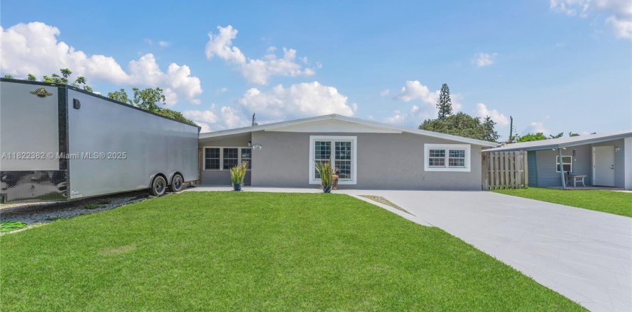 House in Hollywood, Florida 3 bedrooms, 120.87 sq.m. № 1796404