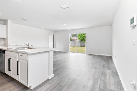 Casa en venta en Port St. Lucie, Florida, 4 dormitorios, 166.85 m2 № 2420753 - foto 3