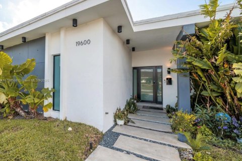 Villa ou maison à vendre à Miami, Floride: 4 chambres, 255.57 m2 № 1978185 - photo 3