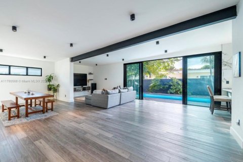 Villa ou maison à vendre à Miami, Floride: 4 chambres, 255.57 m2 № 1978185 - photo 11
