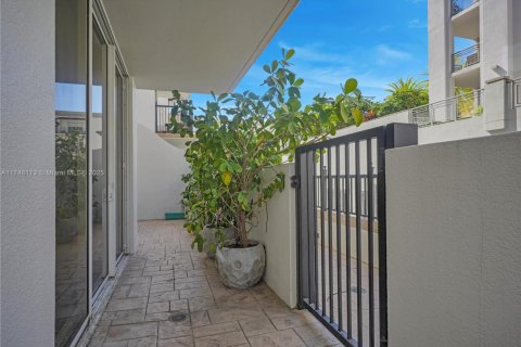 Condo in Coral Gables, Florida, 2 bedrooms  № 1860651 - photo 25