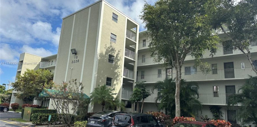 Condo in Pompano Beach, Florida, 2 bedrooms № 1858850