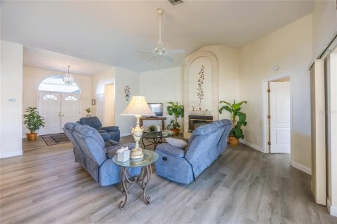 House in Cape Coral, Florida 3 bedrooms, 195.47 sq.m. № 2096111 - photo 5