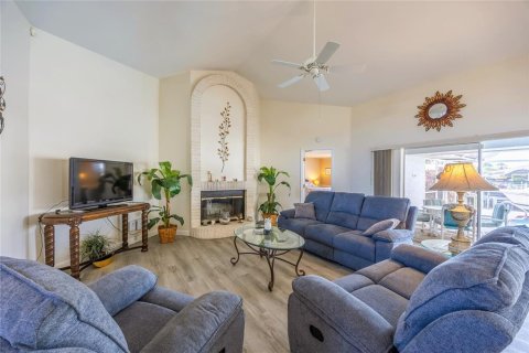 House in Cape Coral, Florida 3 bedrooms, 195.47 sq.m. № 2096111 - photo 3