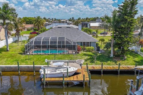 House in Cape Coral, Florida 3 bedrooms, 195.47 sq.m. № 2096111 - photo 2