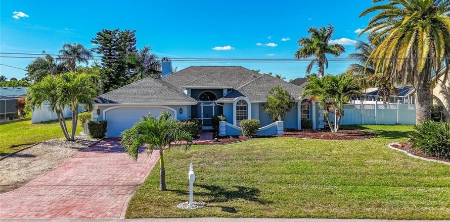 House in Cape Coral, Florida 3 bedrooms, 195.47 sq.m. № 2096111