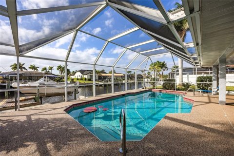 House in Cape Coral, Florida 3 bedrooms, 195.47 sq.m. № 2096111 - photo 29