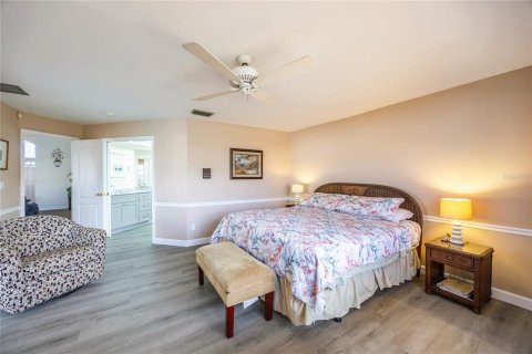 House in Cape Coral, Florida 3 bedrooms, 195.47 sq.m. № 2096111 - photo 15