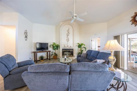 House in Cape Coral, Florida 3 bedrooms, 195.47 sq.m. № 2096111 - photo 4