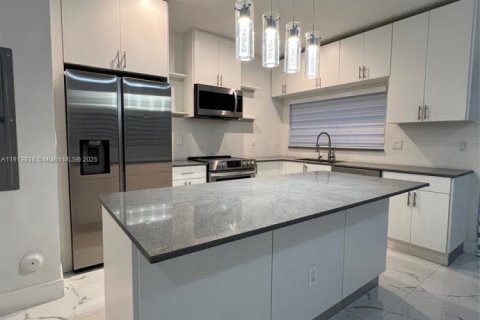 Adosado en alquiler en Miami, Florida, 3 dormitorios, 171.59 m2 № 1968978 - foto 7