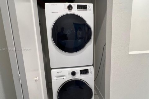 Adosado en alquiler en Miami, Florida, 3 dormitorios, 171.59 m2 № 1968978 - foto 13