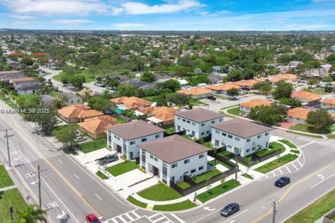 Adosado en alquiler en Miami, Florida, 3 dormitorios, 171.59 m2 № 1968978 - foto 1