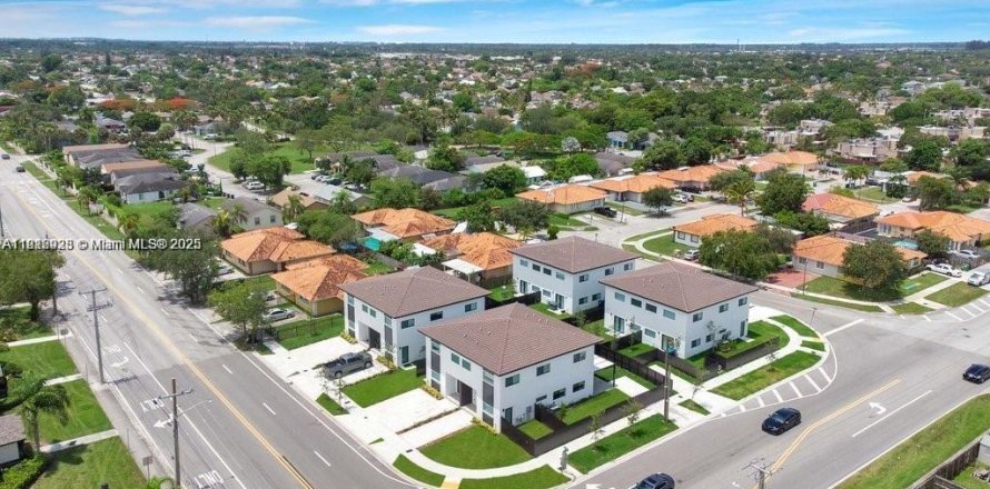 Adosado en Miami, Florida 3 dormitorios, 171.59 m2 № 1968978
