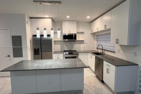 Adosado en alquiler en Miami, Florida, 3 dormitorios, 171.59 m2 № 1968978 - foto 10