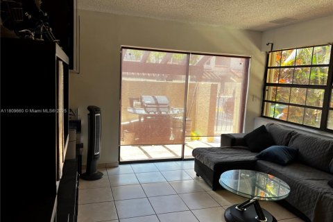 Touwnhouse à vendre à Miami, Floride: 2 chambres, 116.5 m2 № 1770229 - photo 1