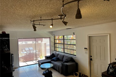 Touwnhouse à vendre à Miami, Floride: 2 chambres, 116.5 m2 № 1770229 - photo 11