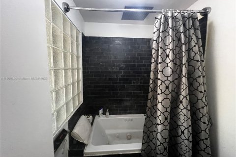 Touwnhouse à vendre à Miami, Floride: 2 chambres, 116.5 m2 № 1770229 - photo 26