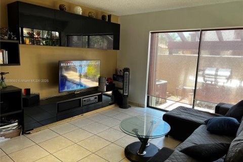 Touwnhouse à vendre à Miami, Floride: 2 chambres, 116.5 m2 № 1770229 - photo 10