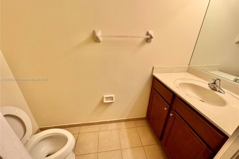 Condo in Doral, Florida, 2 bedrooms  № 1956846 - photo 12