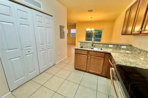 Condo in Doral, Florida, 2 bedrooms  № 1956846 - photo 9