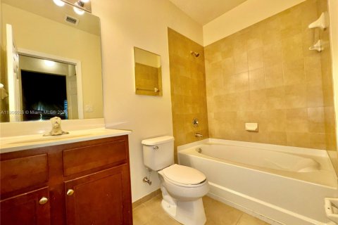 Condo in Doral, Florida, 2 bedrooms  № 1956846 - photo 18