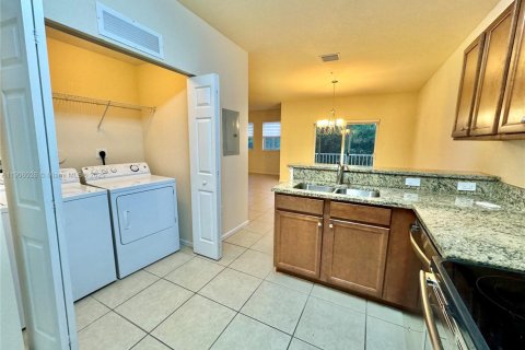 Condo in Doral, Florida, 2 bedrooms  № 1956846 - photo 10