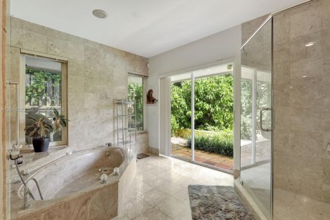Villa ou maison à louer à Pinecrest, Floride: 3 chambres, 305.83 m2 № 2076489 - photo 12