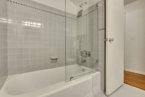 Villa ou maison à louer à Pinecrest, Floride: 3 chambres, 305.83 m2 № 2076489 - photo 19