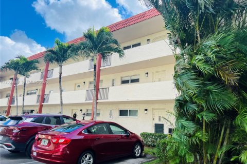 Copropriété à louer à Pembroke Pines, Floride: 2 chambres, 108.7 m2 № 2176077 - photo 2