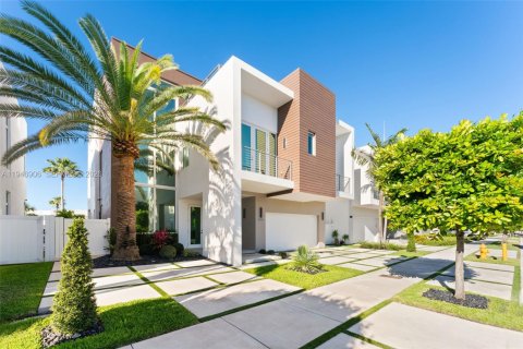 House in Doral, Florida 5 bedrooms № 2002977