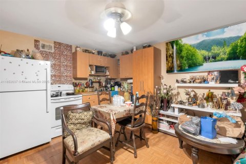 Propiedad comercial en venta en Miami, Florida, 222.97 m2 № 1877522 - foto 13