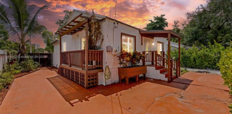 Villa ou maison à Miami, Floride 4 chambres, 96.62 m2 № 1882559