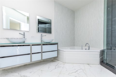 Condominio en venta en Miami, Florida, 2 dormitorios, 165.74 m2 № 2000224 - foto 12