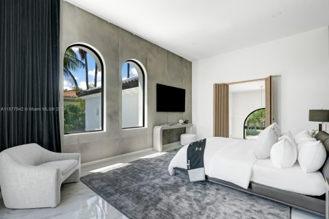 House in Coral Gables, Florida 6 bedrooms, 506.6 sq.m. № 1764228 - photo 11