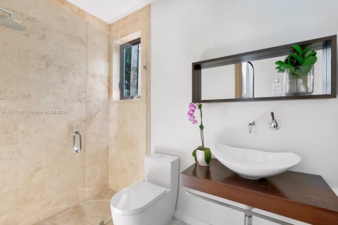 House in Coral Gables, Florida 6 bedrooms, 506.6 sq.m. № 1764228 - photo 19