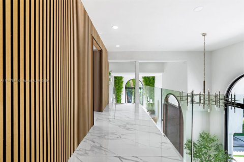 House in Coral Gables, Florida 6 bedrooms, 506.6 sq.m. № 1764228 - photo 15