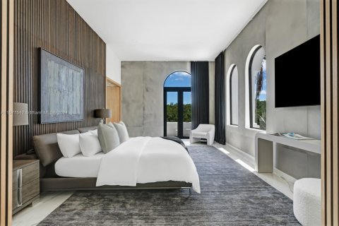 House in Coral Gables, Florida 6 bedrooms, 506.6 sq.m. № 1764228 - photo 10
