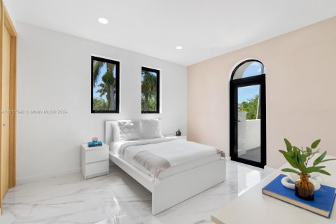 House in Coral Gables, Florida 6 bedrooms, 506.6 sq.m. № 1764228 - photo 16