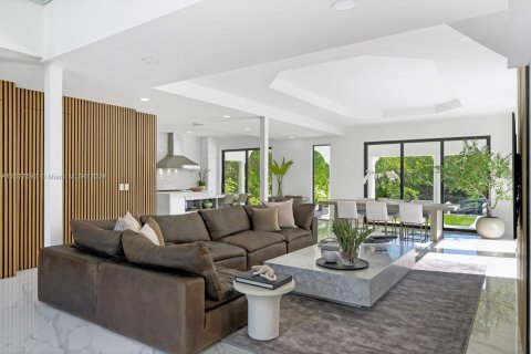 House in Coral Gables, Florida 6 bedrooms, 506.6 sq.m. № 1764228 - photo 5
