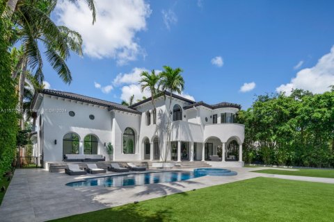 House in Coral Gables, Florida 6 bedrooms, 506.6 sq.m. № 1764228 - photo 25