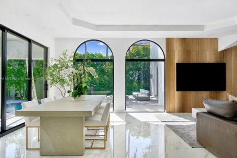 House in Coral Gables, Florida 6 bedrooms, 506.6 sq.m. № 1764228 - photo 6