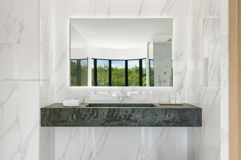 House in Coral Gables, Florida 6 bedrooms, 506.6 sq.m. № 1764228 - photo 13