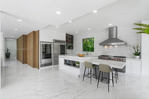 House in Coral Gables, Florida 6 bedrooms, 506.6 sq.m. № 1764228 - photo 8