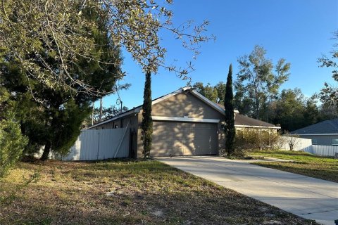 House in Weeki Wachee, Florida 4 bedrooms, 204.76 sq.m. № 2227958 - photo 2