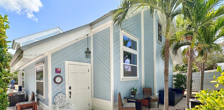 House in Tavernier, Florida 5 bedrooms, 255.85 sq.m. № 1686275