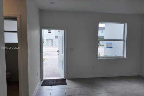 Townhouse in Miami, Florida 3 bedrooms № 2367909 - photo 5