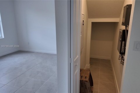 Townhouse in Miami, Florida 3 bedrooms № 2367909 - photo 8