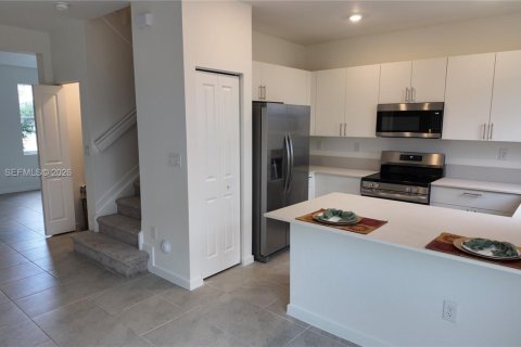 Townhouse in Miami, Florida 3 bedrooms № 2367909 - photo 4