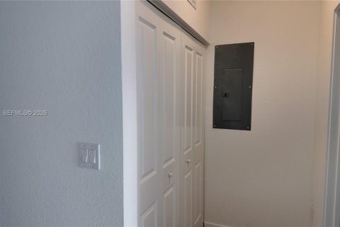 Townhouse in Miami, Florida 3 bedrooms № 2367909 - photo 19