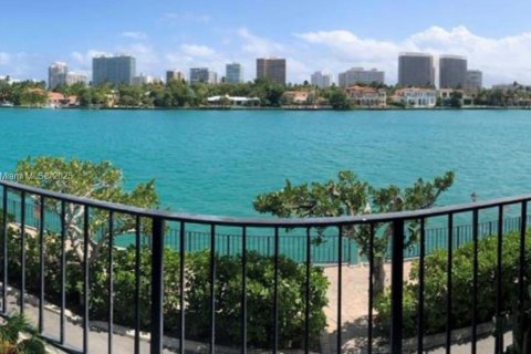 Condominio en alquiler en Bay Harbor Islands, Florida, 2 dormitorios, 120.77 m2 № 1887918 - foto 1
